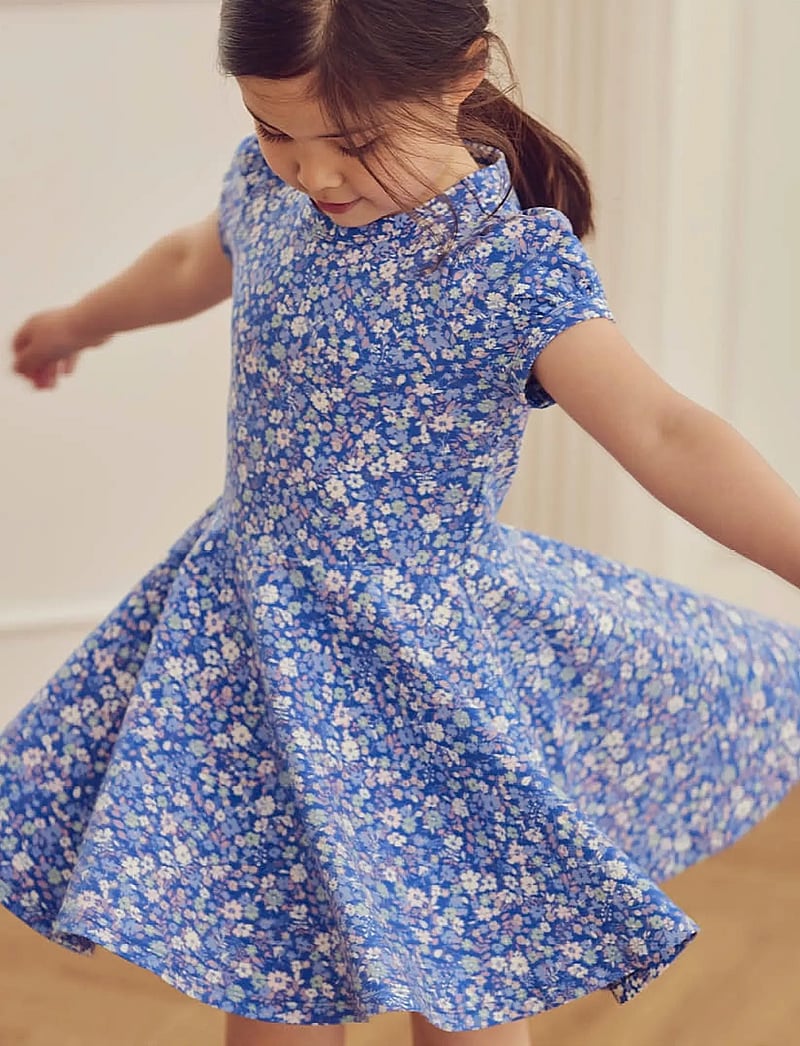 Müsli by Green Cotton - Primrose puff s/s swing dress - kortärmade vardagsklänningar - azure blue/ nectar/ tofu - 0