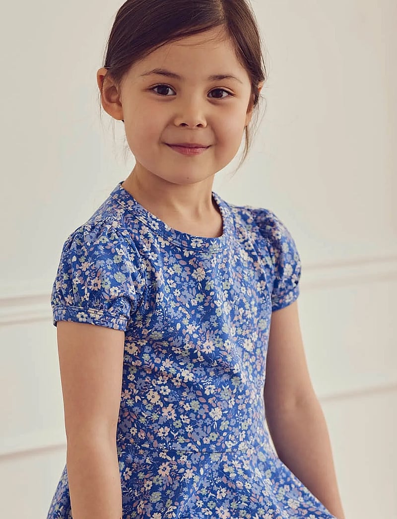 Müsli by Green Cotton - Primrose puff s/s swing dress - kortärmade vardagsklänningar - azure blue/ nectar/ tofu - 4