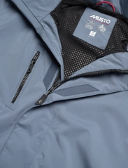 Musto - SARDINIA LONG RAIN JKT - spring jackets - slate blue - 3