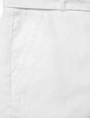 Musto - W MARINA SHORT - lühikesed vabaajapüksid - white - 2