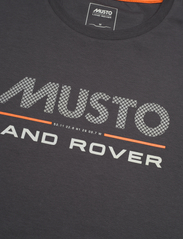 Musto - M LR LOGO SS TEE 2.0 - short-sleeved t-shirts - carbon - 2