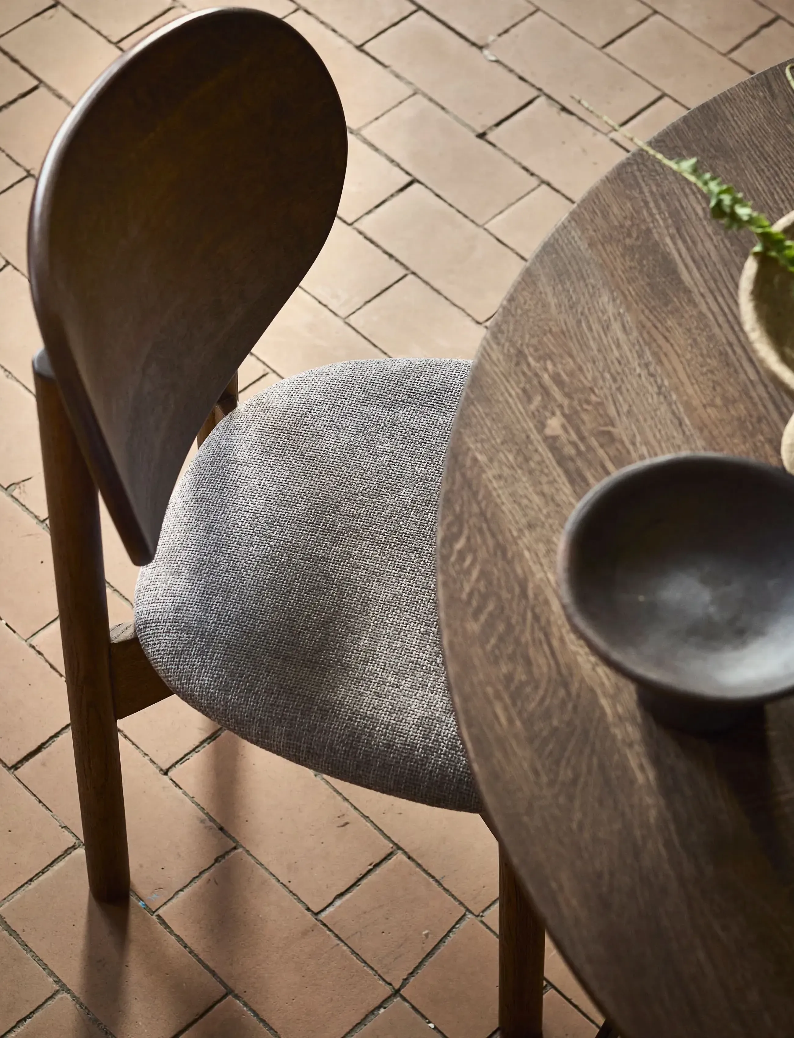 Muubs - Dining chair Oka - Dark oil/Grey - chaises - dark oil - 4