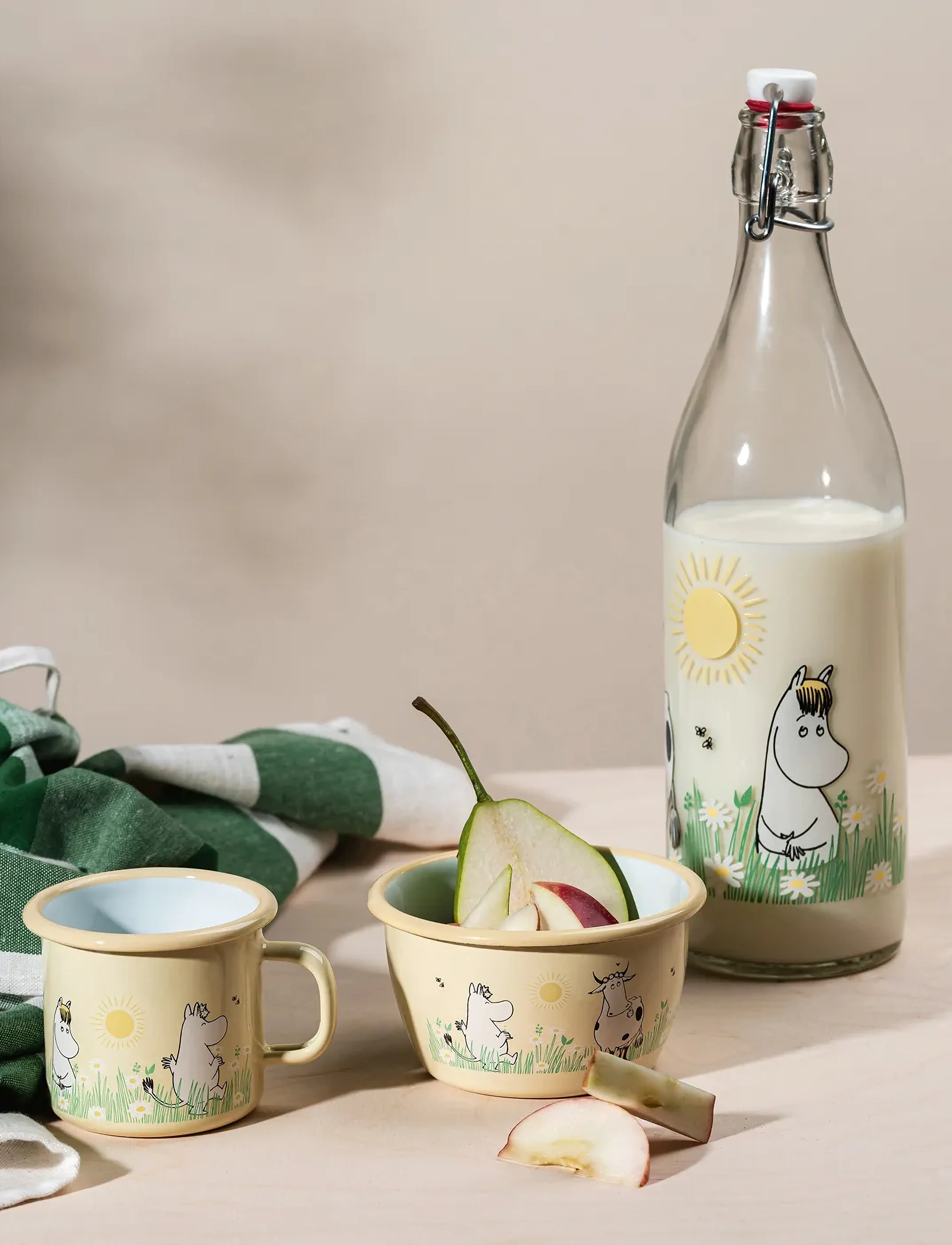 Muurla - Moomin enamel bowl Meadow 3dl - yellow - 2