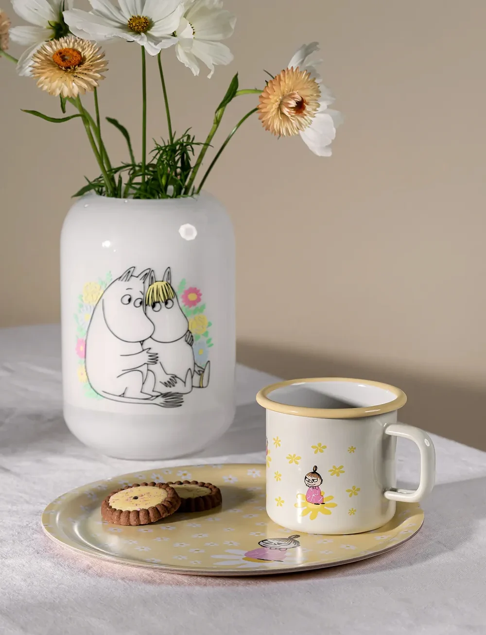 Muurla - Moomin enamel mug Flowers 3,7dl - tasses à café - beige - 3