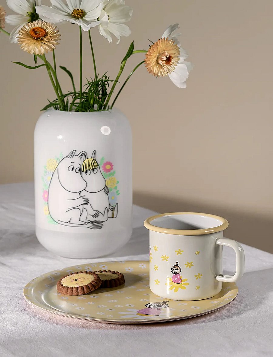 Muurla - Moomin enamel mug Flowers 3,7dl - kohvitassid - beige - 0