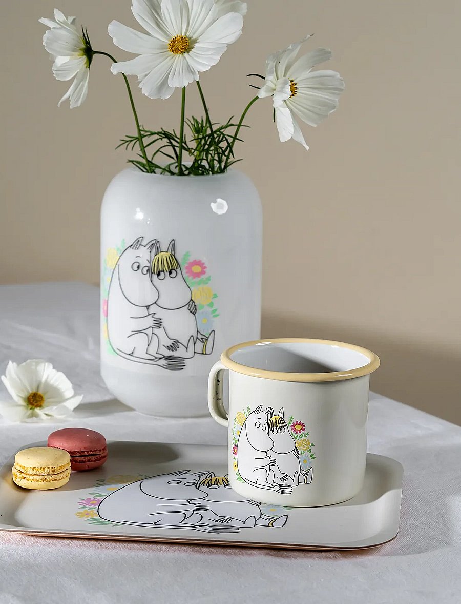 Muurla - Moomin enamel mug Flowers 5,5dl - kohvitassid - beige - 0