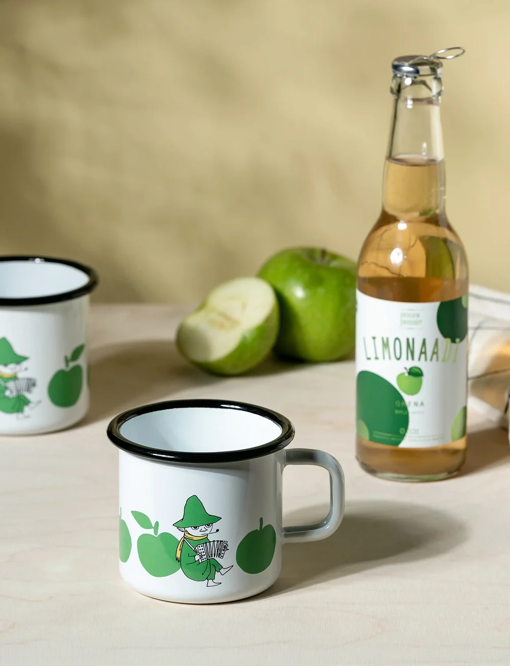 Muurla - Moomin enamel mug Joyfull Apples 3,7dl - teetassen - white - 3