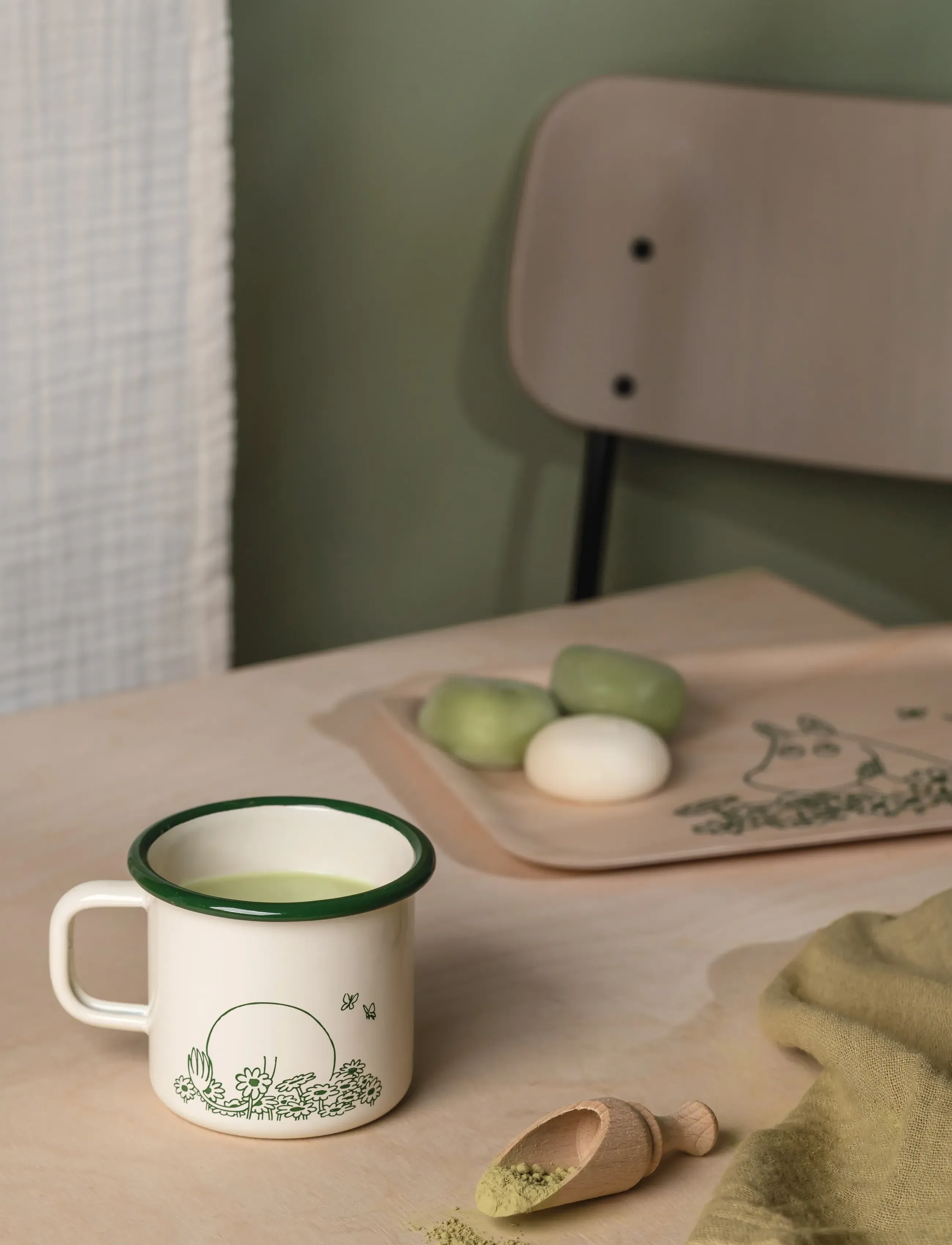 Muurla - Moomin enamel mug Summer Crush 3,7dl - kohvitassid - off-white - 4