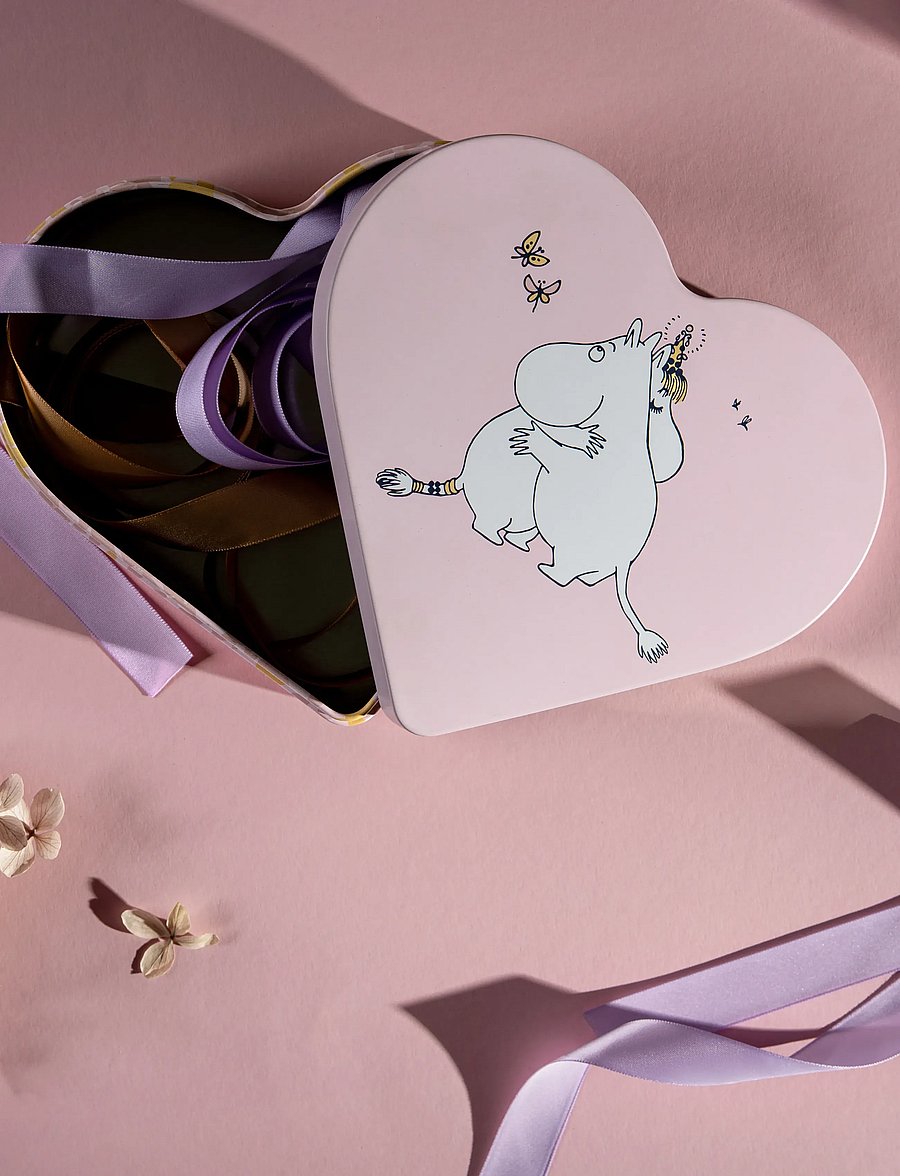 Muurla - Moomin heart shaped tin jar Hug 18x14,5cm - aufbewahrungsboxen - pink - 0