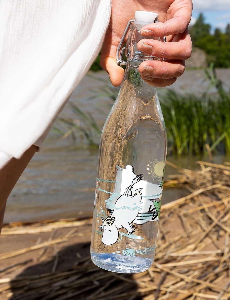 Muumitrollid - Glass bottle 0,5l Fun in the Water - veepudelite tarvikud - clear - 0