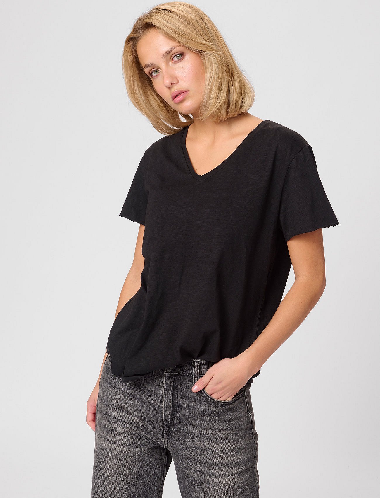 My Essential Wardrobe My Essential Wardrobe 08 The Vtee - Black - XS
