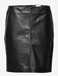 19 THE LEATHER SKIRT, My Essential Wardrobe