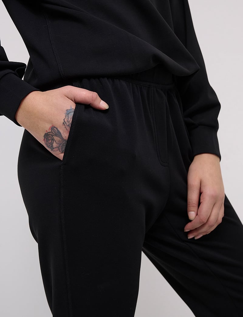 My Essential Wardrobe - 22 THE SWEAT PANT - hverdags stil - black - 5