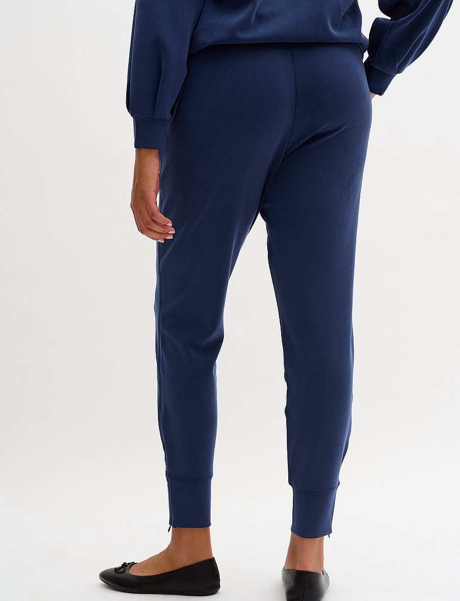 My Essential Wardrobe - 22 THE SWEAT PANT - hverdags stil - total eclipse - 5