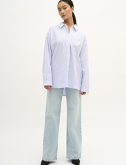 My Essential Wardrobe - 03 THE SHIRT - langermede skjorter - light blue striped - 3