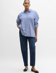 My Essential Wardrobe - 03 THE SHIRT - langermede skjorter - medium blue striped - 3
