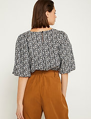 My Essential Wardrobe - MWMalia Blouse - pitkähihaiset puserot - black flower print - 4