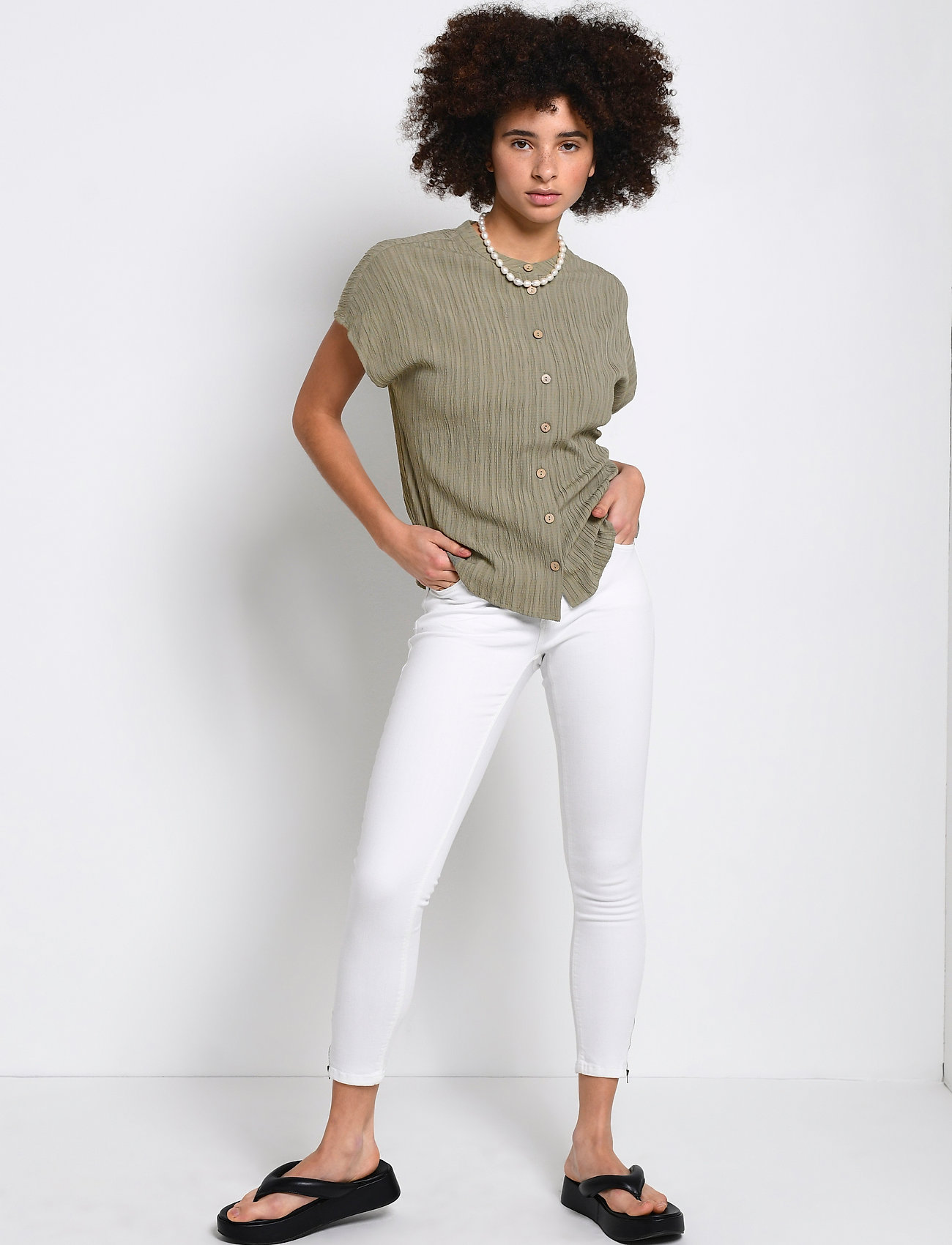 My Essential Wardrobe - MollyMW Felicia SS Shirt - vetiver olive - 3