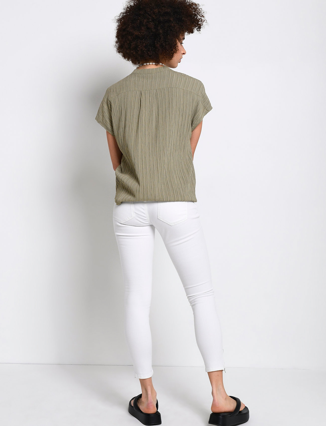 My Essential Wardrobe - MollyMW Felicia SS Shirt - vetiver olive - 4