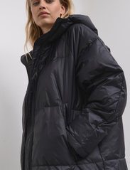 My Essential Wardrobe - DinaMW Luna Long Down Jacket - Žieminės striukės - black - 6