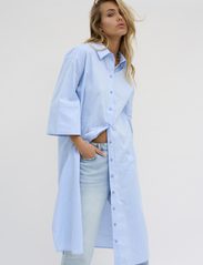 My Essential Wardrobe - MinnaMW Long Shirt Dress - overhemdjurken - della robbia blue - 4