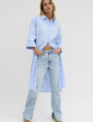 My Essential Wardrobe - MinnaMW Long Shirt Dress - overhemdjurken - della robbia blue - 5