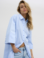 My Essential Wardrobe - MinnaMW Long Shirt Dress - overhemdjurken - della robbia blue - 7