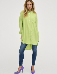 My Essential Wardrobe - HalnaMW Boxy Shirt - langärmlige hemden - sap green - 3