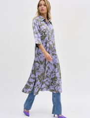My Essential Wardrobe - MariaMW Long Shirt Dress - overhemdjurken - languid lavender print - 4