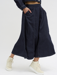 My Essential Wardrobe - MaloMW 143 Skirt - džinsiniai sijonai - dark blue un-wash - 2