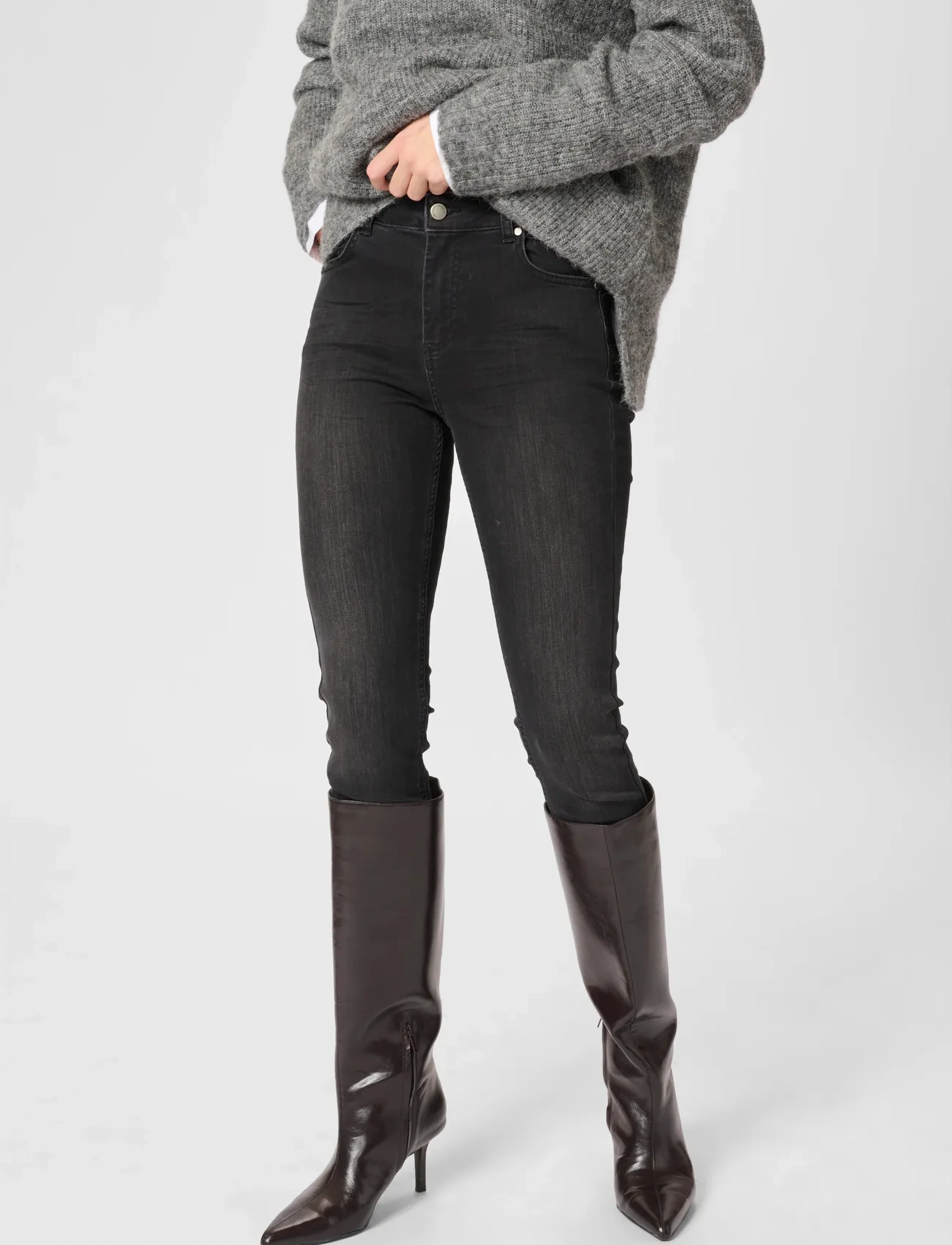 My Essential Wardrobe 39 The Nora High 100 Slim Y, 29 x 32, Black, Jeans > Smalle, Dame