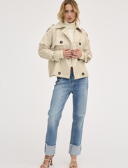 My Essential Wardrobe - MiraMW Short Trenchcoat - spring jackets - oatmeal - 3