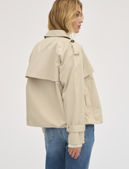 My Essential Wardrobe - MiraMW Short Trenchcoat - spring jackets - oatmeal - 4