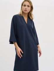 My Essential Wardrobe - ElleMW Lana Dress - t-shirt-kleider - dark sapphire blue - 2