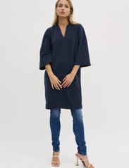 My Essential Wardrobe - ElleMW Lana Dress - t-shirt jurken - dark sapphire blue - 3