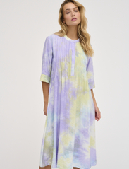My Essential Wardrobe - MillerMW Flora Long dress - skjortekjoler - languid lavender tie dye - 2