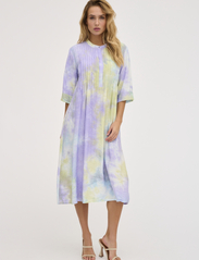 My Essential Wardrobe - MillerMW Flora Long dress - overhemdjurken - languid lavender tie dye - 3