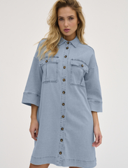 My Essential Wardrobe - LaraMW Dress 115 - džinsinės suknelės - light blue wash - 3