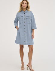 My Essential Wardrobe - LaraMW Dress 115 - džinsinės suknelės - light blue wash - 4