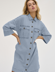 My Essential Wardrobe - LaraMW Dress 115 - jeanskleider - light blue wash - 6