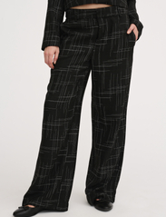 My Essential Wardrobe - FrejaMW Pant - leveälahkeiset housut - black - 1
