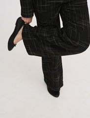 My Essential Wardrobe - FrejaMW Pant - leveälahkeiset housut - black - 6