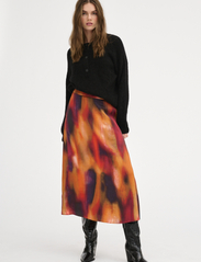 My Essential Wardrobe - TamaraMW Skirt - satinnederdele - cherry tomato aop - 3