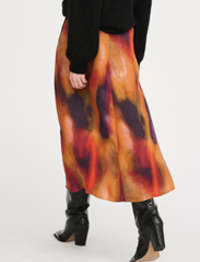 My Essential Wardrobe - TamaraMW Skirt - satijnen rokken - cherry tomato aop - 4