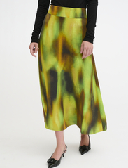 My Essential Wardrobe - TamaraMW Skirt - satinnederdele - kelp forest green aop - 1