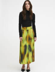 My Essential Wardrobe - TamaraMW Skirt - satinnederdele - kelp forest green aop - 3