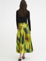My Essential Wardrobe - TamaraMW Skirt - satinnederdele - kelp forest green aop - 4