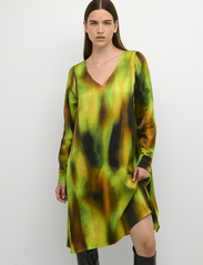 My Essential Wardrobe - TamaraMW Dress - festklær til outlet-priser - kelp forest green aop - 2