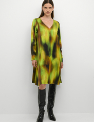 My Essential Wardrobe - TamaraMW Dress - vakarėlių drabužiai išparduotuvių kainomis - kelp forest green aop - 3