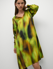 My Essential Wardrobe - TamaraMW Dress - vakarėlių drabužiai išparduotuvių kainomis - kelp forest green aop - 5